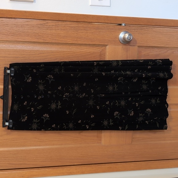 Floral Black Skirt With Button Front Detail - Petite - Picture 5 of 5